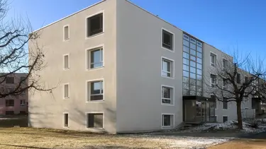 Modernes Mehrfamilienhaus mit effektiver Wärmedämmung dank WDVS von Fixit
