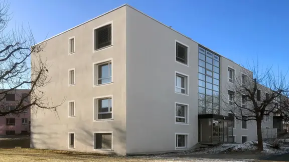 Immeuble moderne avec une isolation thermique efficace grâce à l'ITE de Fixit