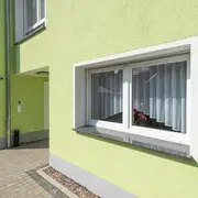 Außenperspektive der Fassade von Medi Care in Heyerode mit Fokus auf den Eingangstürbereich