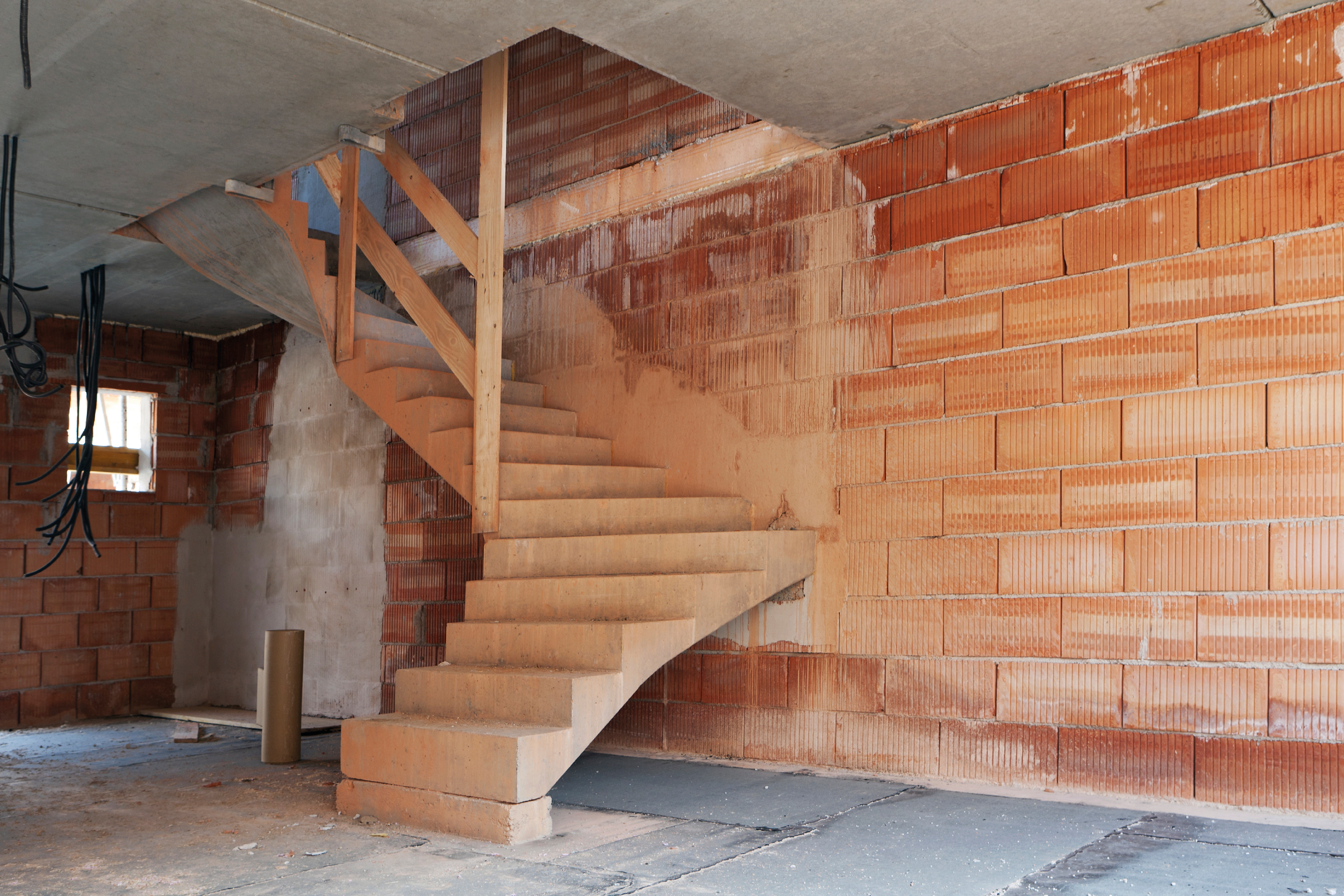 Raum mit Ziegelwand und Treppe