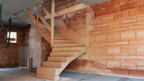 Raum mit Ziegelwand und Treppe