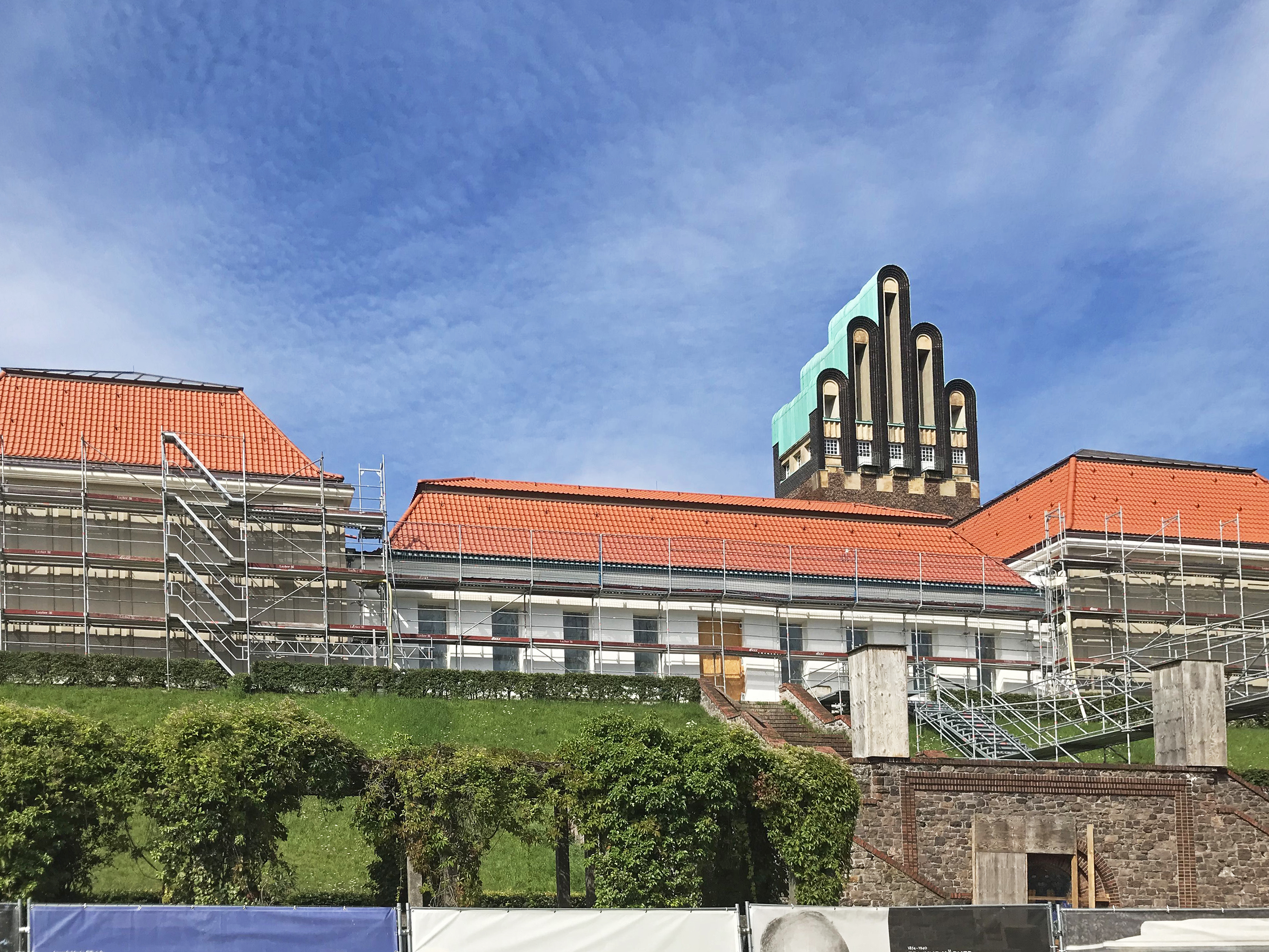 Gebäude bei der Sanierung mit Baugerüsten drumherum