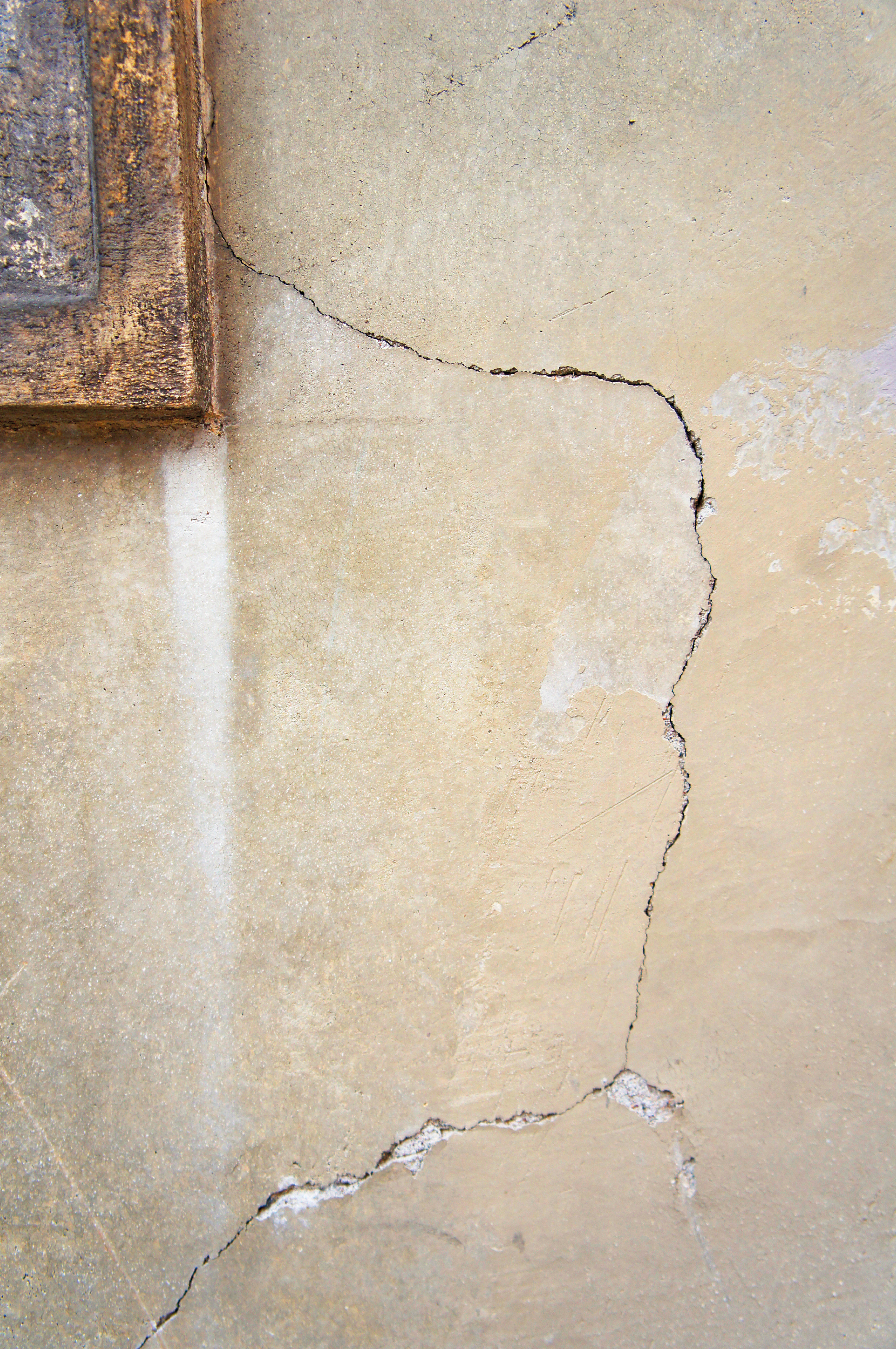 Risse in der Fassade