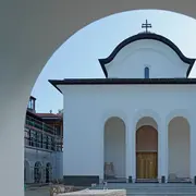 Frontale Perspektive auf das Kirchenzentrum in München mit Fokus auf den Eingangsbereich
