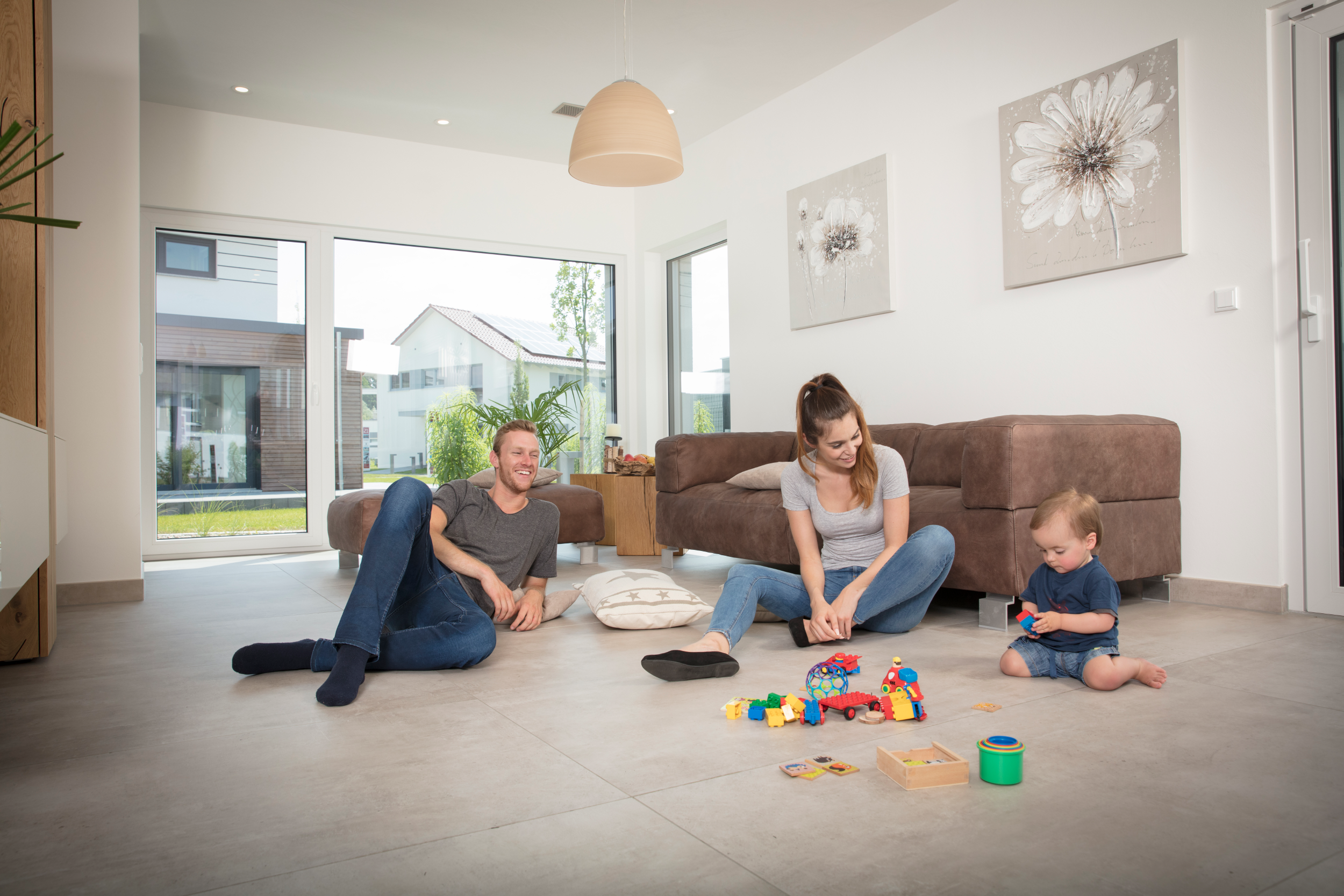 Familie unterhält sich im Wohnzimmer 
