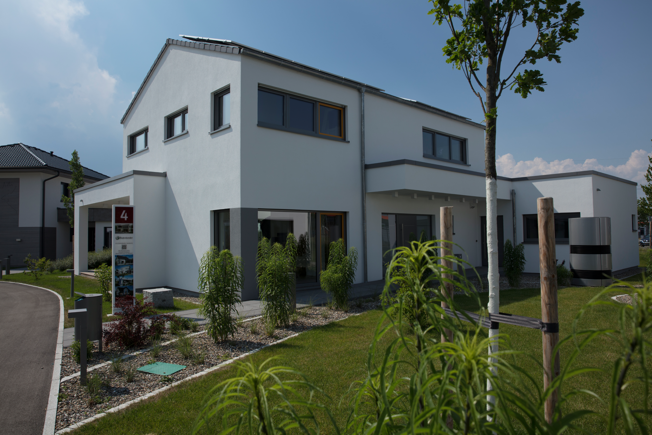 Ein modernes Haus mit weißer Außenfassade.