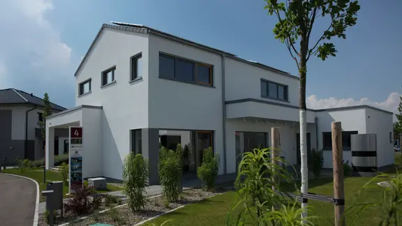Ein modernes Haus mit weißer Außenfassade.