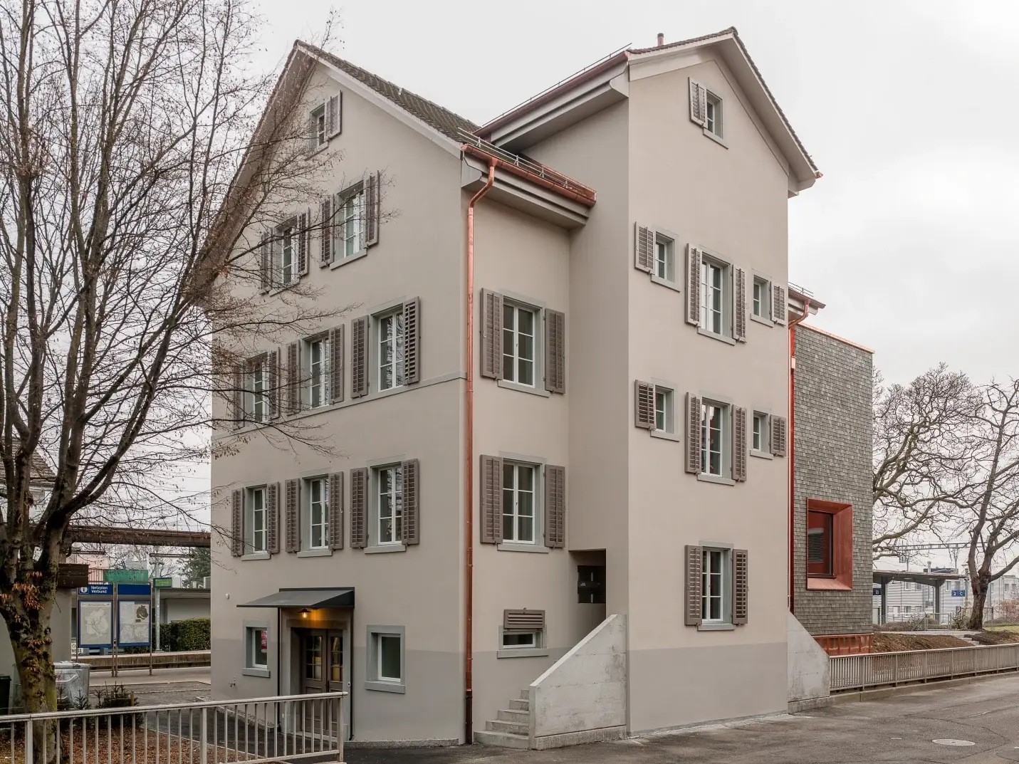 Das sanierte Gebäude von der anderen Seite mit dem Eingangsbereich, zu dem zwei Treppen führen