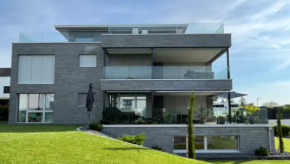 Einfamilienhaus mit grauen Steinplatten auf WDVS dank Greutol StoneEtics®