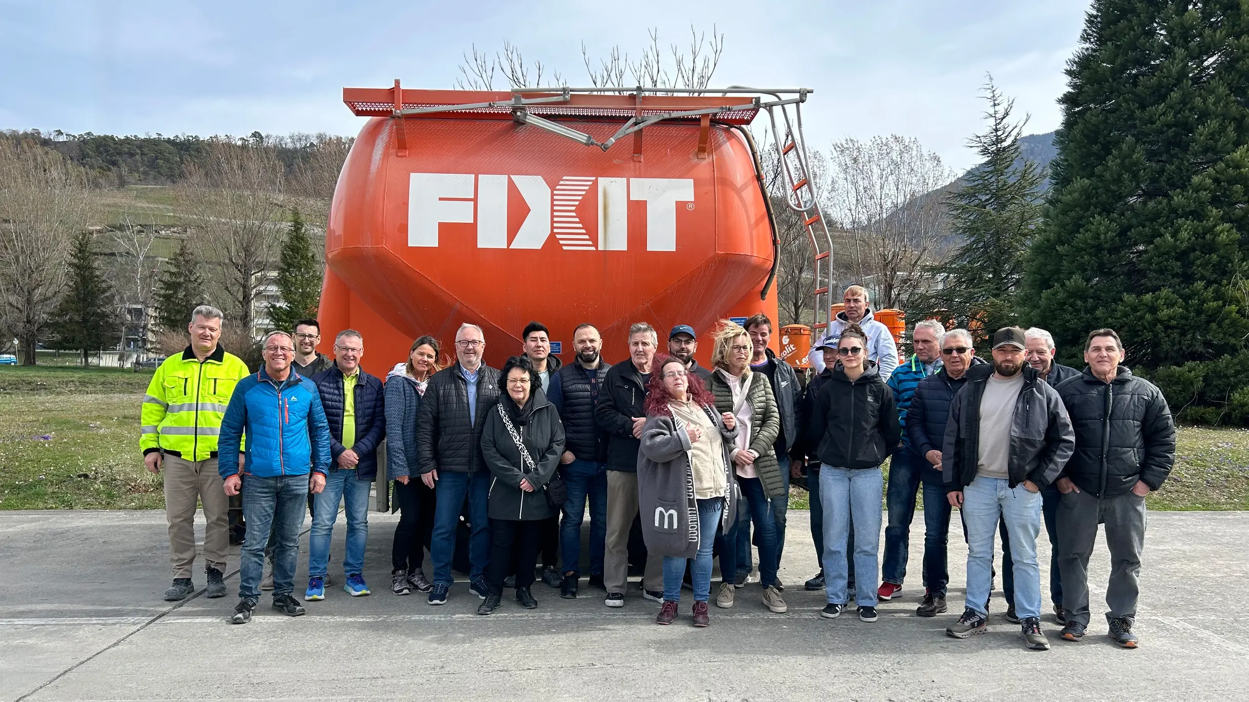 Die Gäste von Balz Vogt AG stehen in BEx vom einem kleinen Fixit Silo als Gruppenaufnahme