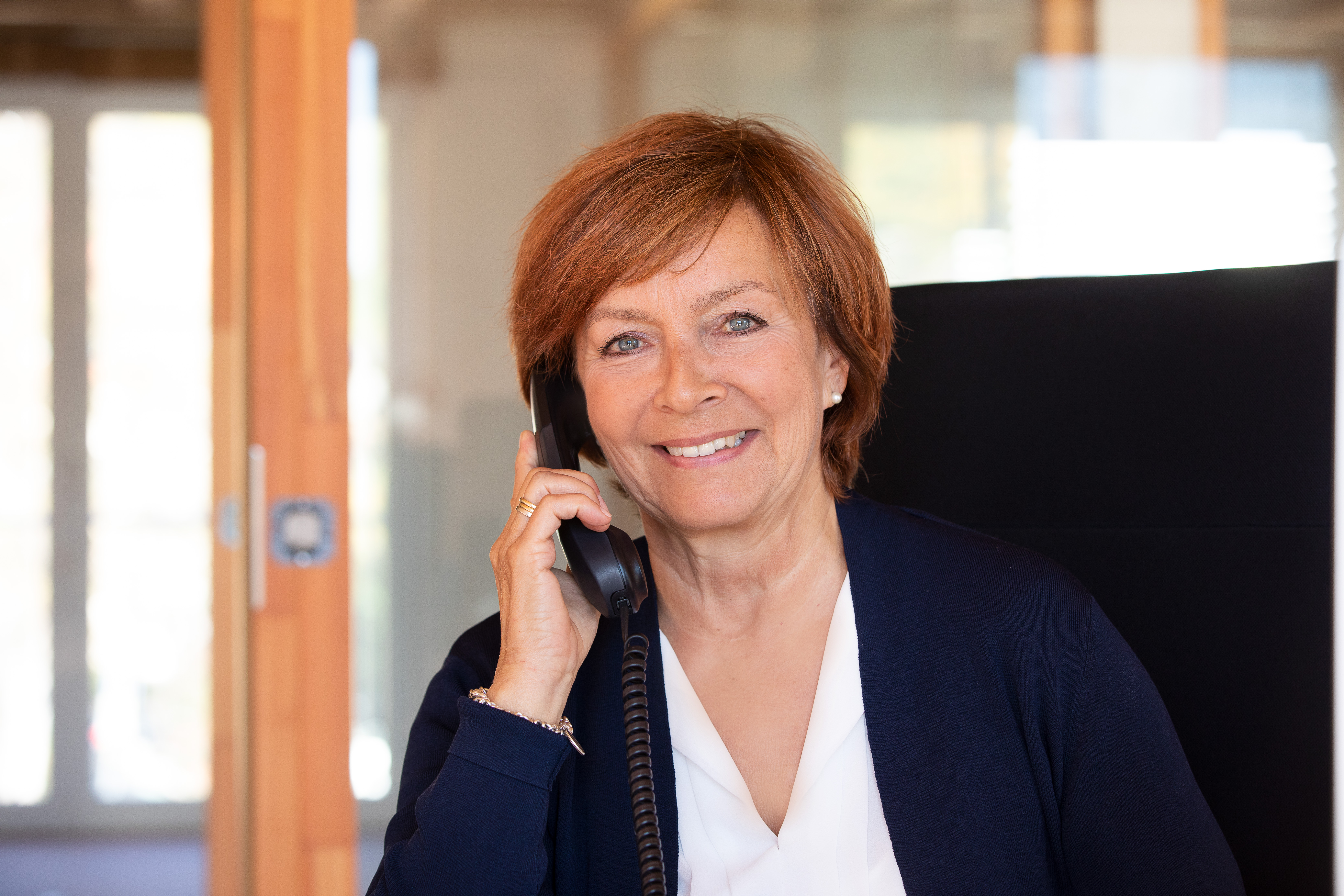 Eine HASIT-Personalmitarbeiterin beim Telefonieren.