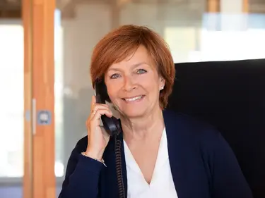 Mitarbeiterin während eines Telefonats
