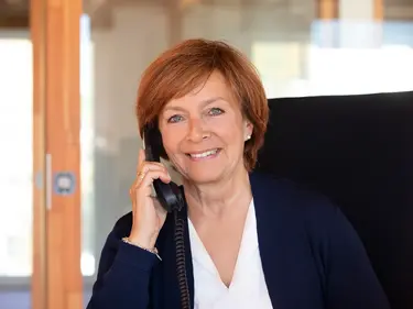 Eine HASIT-Personalmitarbeiterin beim Telefonieren.