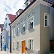 Seitenansicht des Domherrenhauses in Freising von der rechten Straßenseite