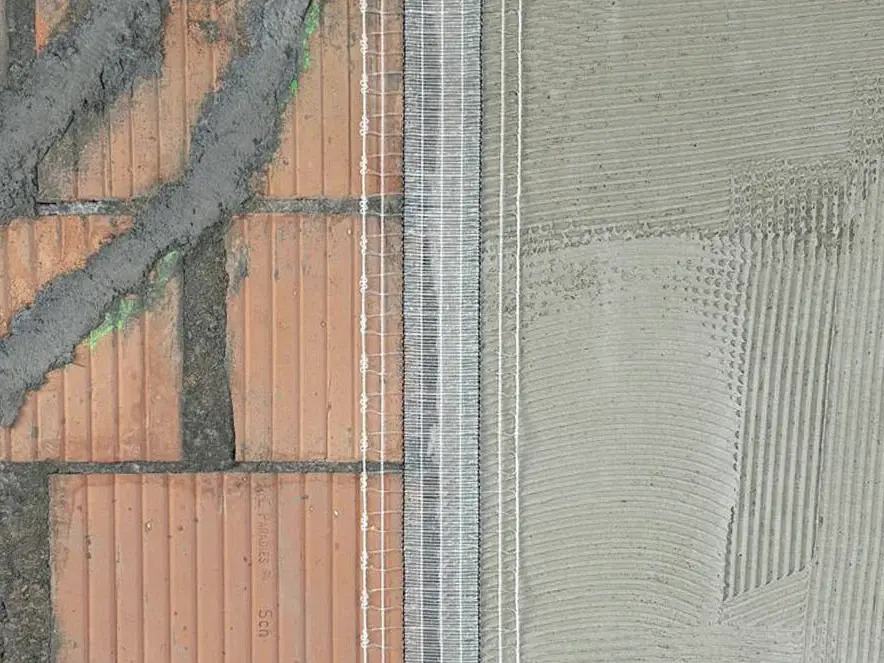 Wand auf der linken Seite Ziegel, in der Mitte das Stucanet® Easy Fix für Materialübergänge und rechts eine Betonwand