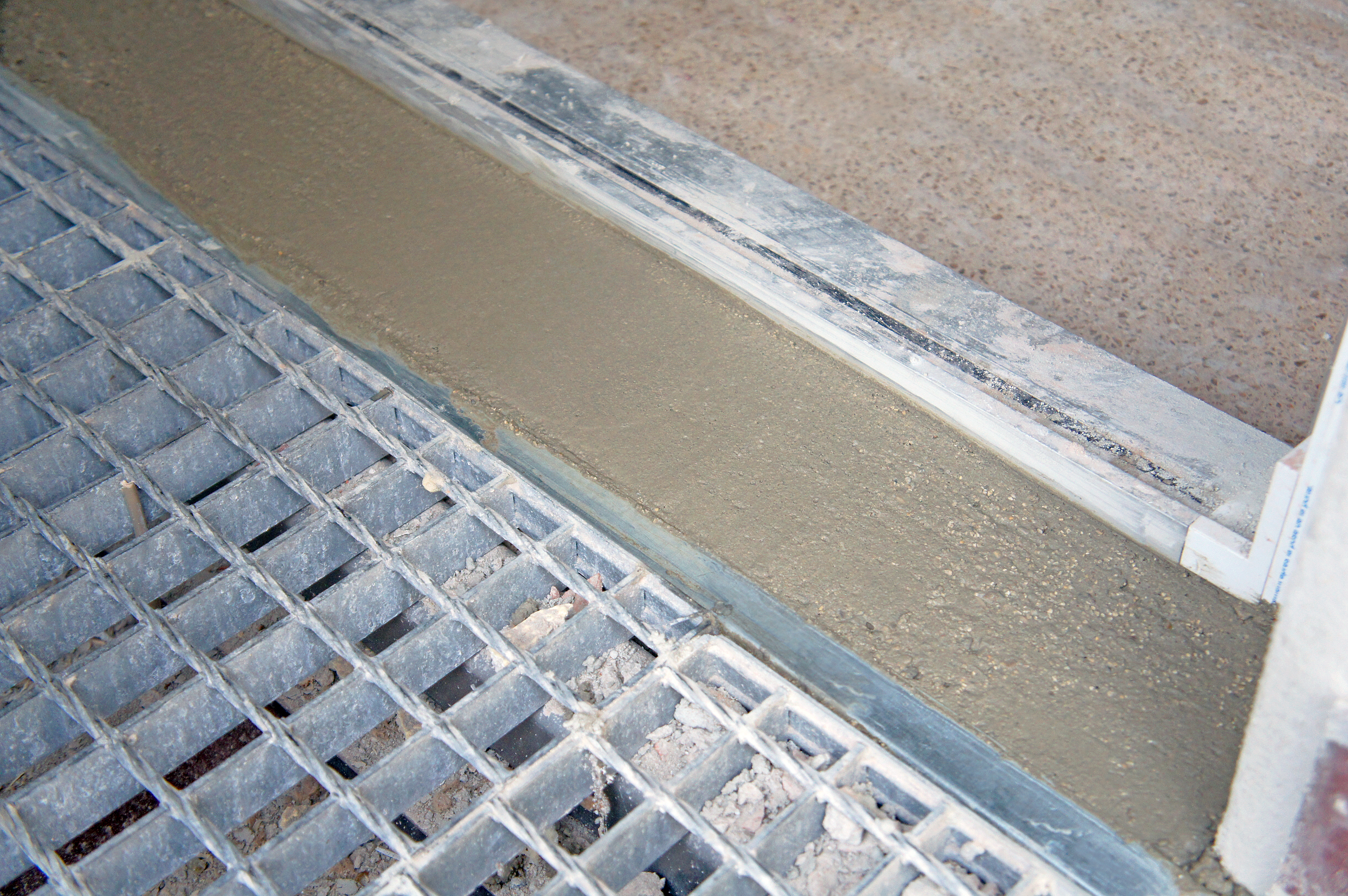 Schnellstrich in einer Spalte am Eingang