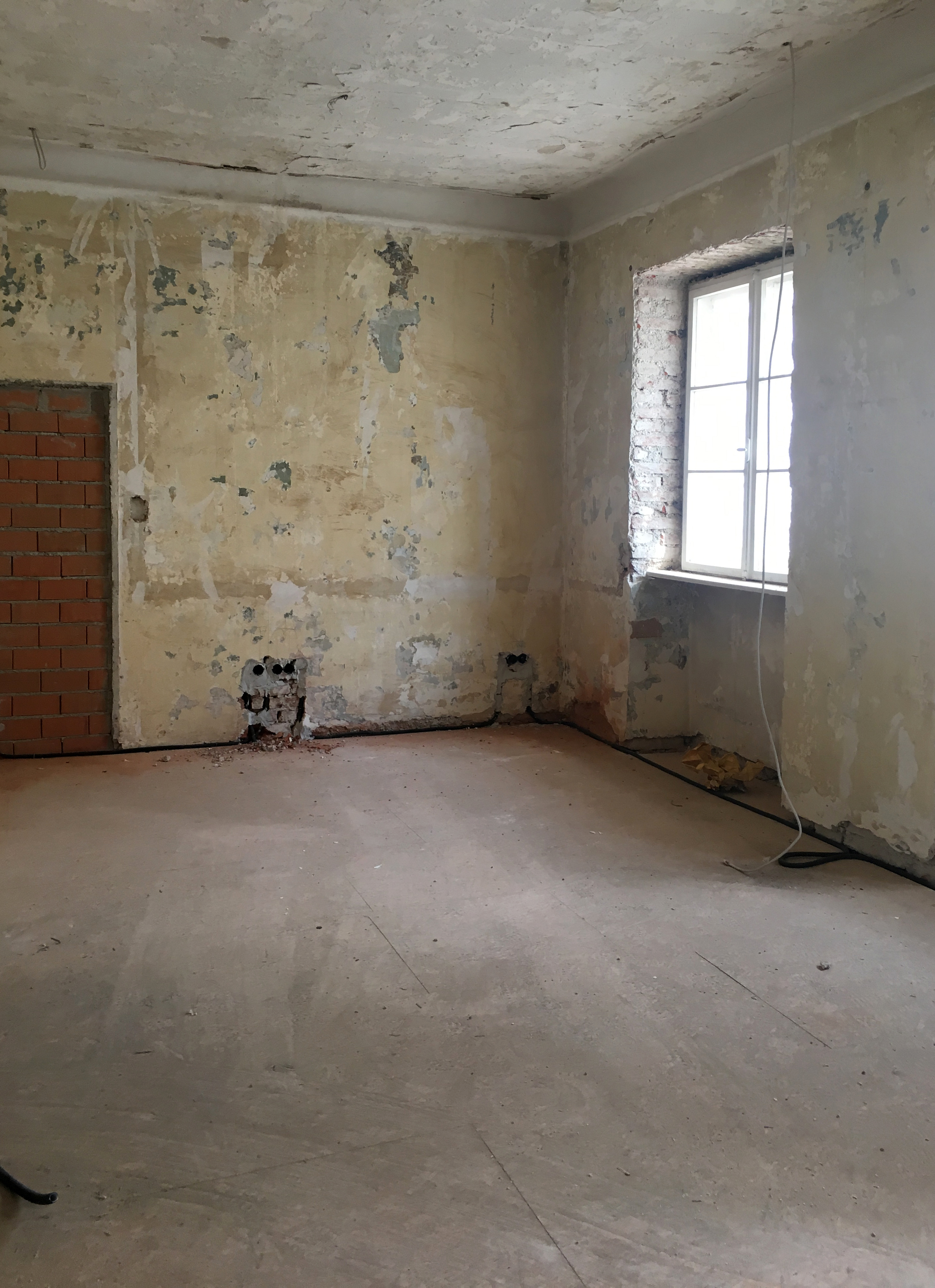 Sanierbedürftige Innenfassade von der Seite