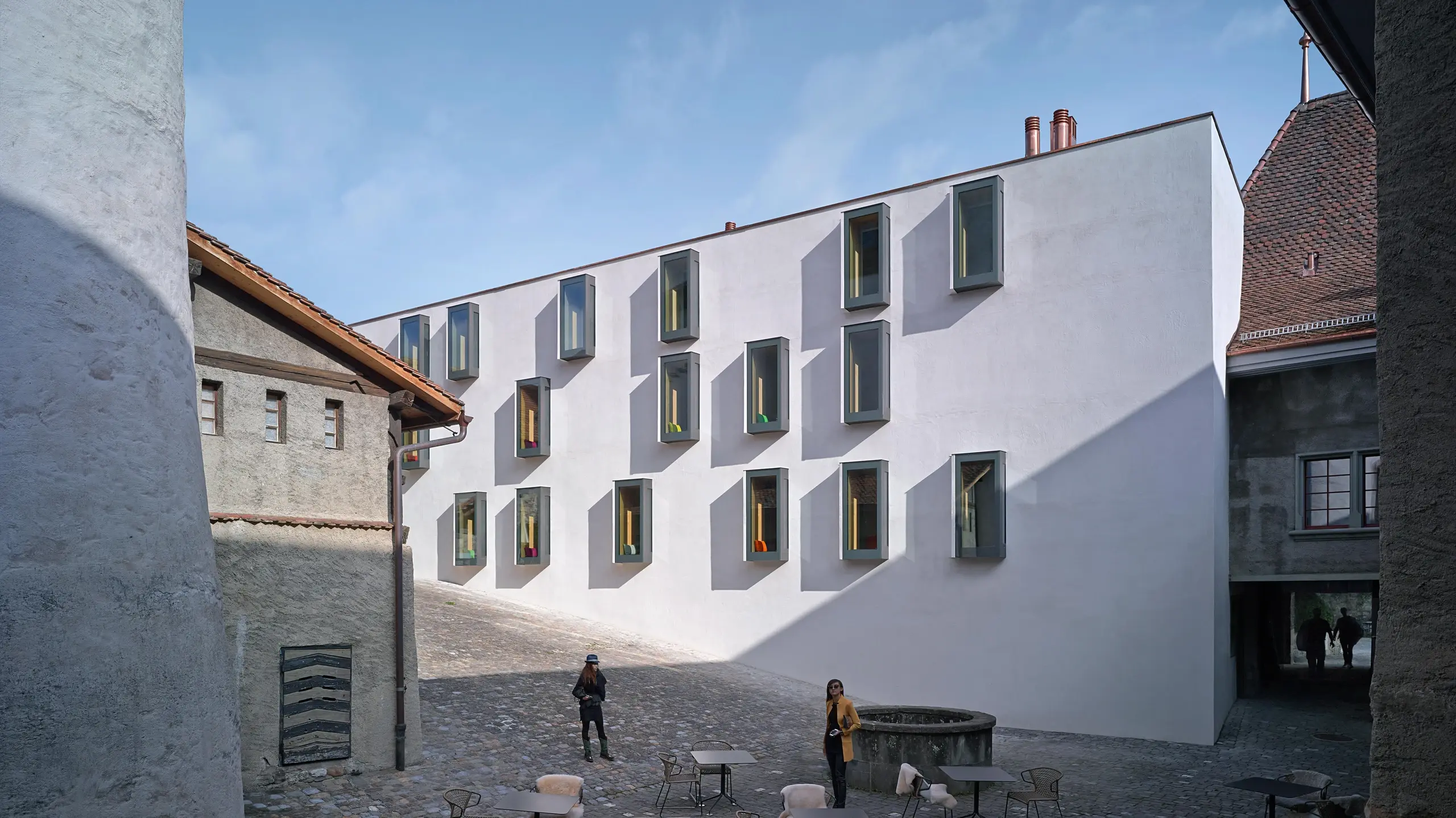 Moderna facciata bianca di una prigione storica con finestre a bovindo cubiche