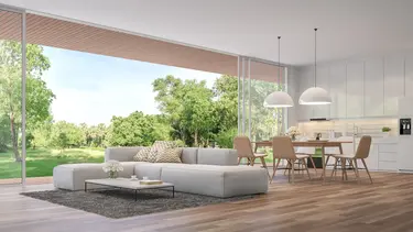 Futuristischer Wohn- und Essbereich mit Küche mit grosser Fensterfront ins Grüne