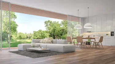Futuristischer Wohn- und Essbereich mit Küche mit grosser Fensterfront ins Grüne