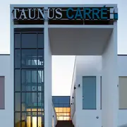 Blick auf den Eingangsbereich des sanierten Taunus Carré