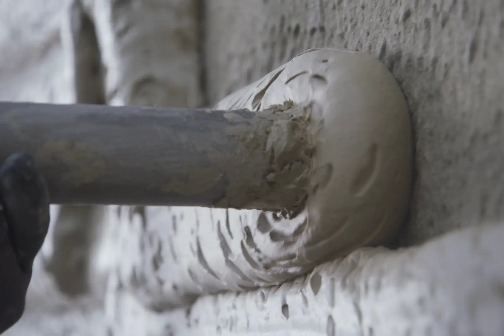 Der Schaum entsteht direkt auf der Baustelle