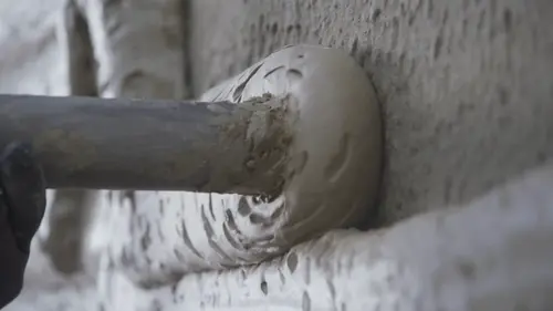 FOME Dämmputz wird mittels Düse an die Wand gespritzt