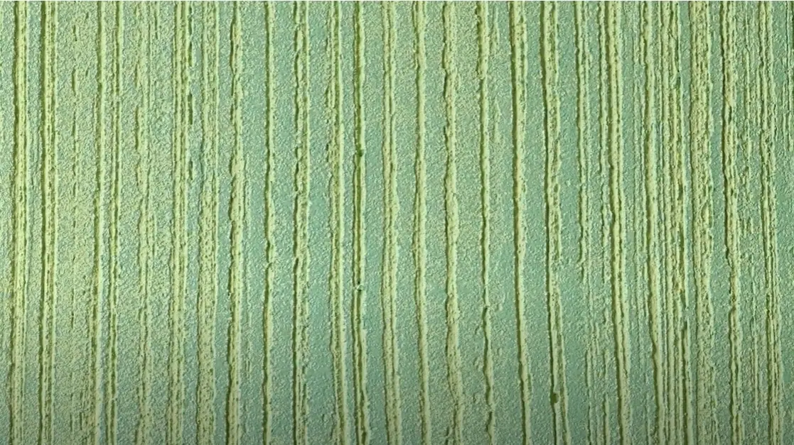 Grüngestrichene Wand mit Design 