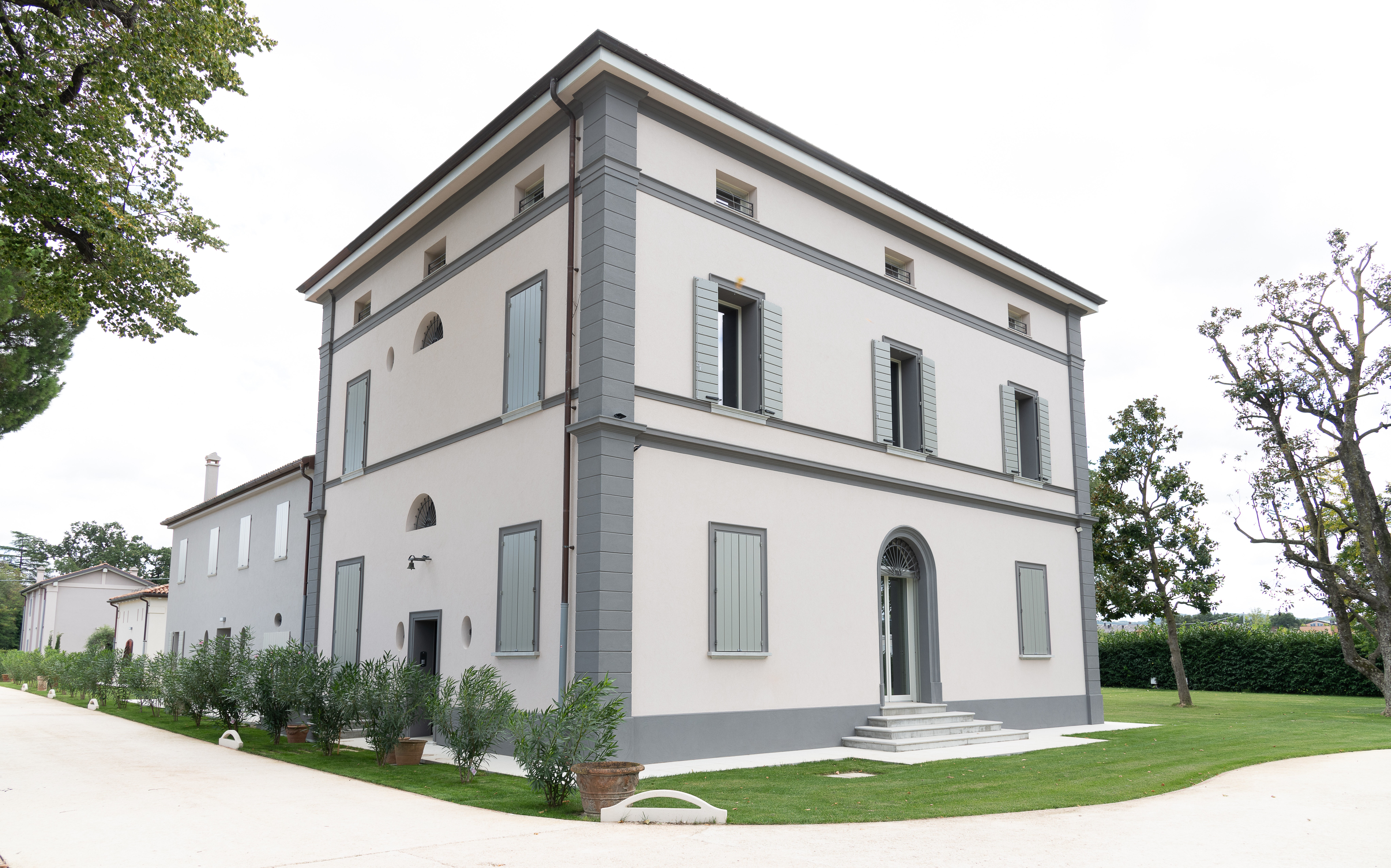 Weißes, modernes Haus mit Wärmedämmverbundsystem aus Holzfaserdämmplatten.