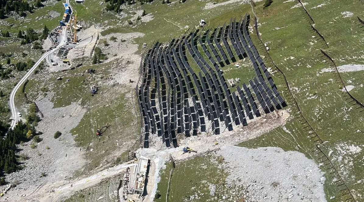 Alpine Photovoltaikanlage APV Sidenplangg Spiringen