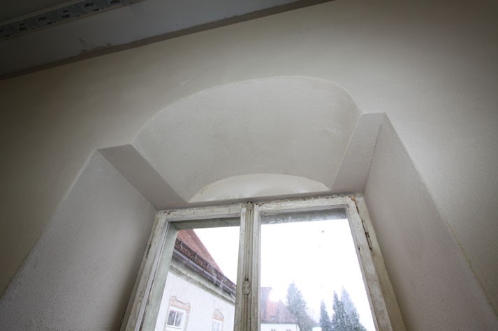 Innenraum mit Blick auf einen Fensterbereich