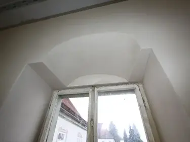 Innenraum mit Blick auf einen Fensterbereich