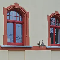 Außenansicht der Villa mit Blick auf die Fenster.
