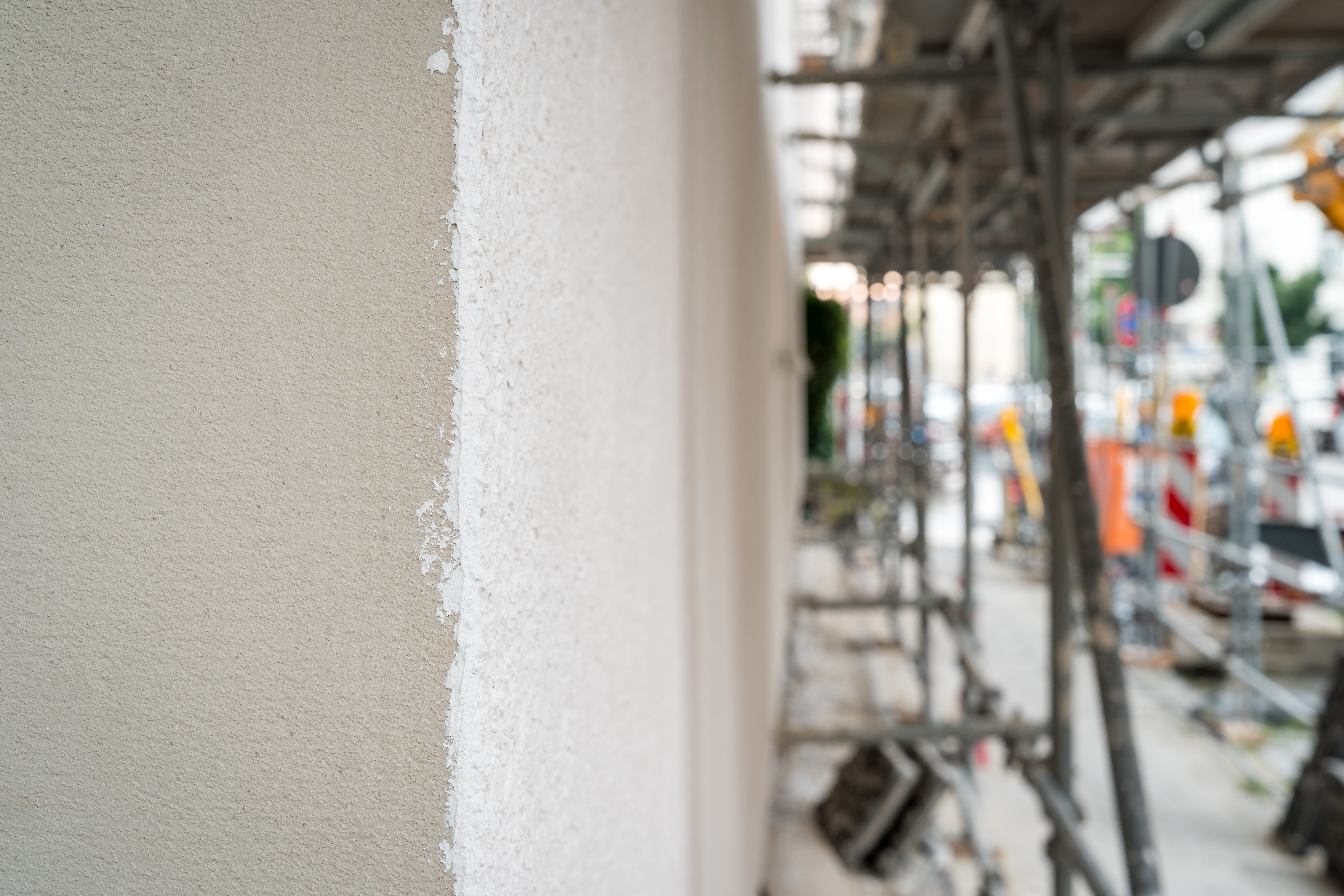 Detailansicht auf eine Gebäudesanierung mit Mineralwolle