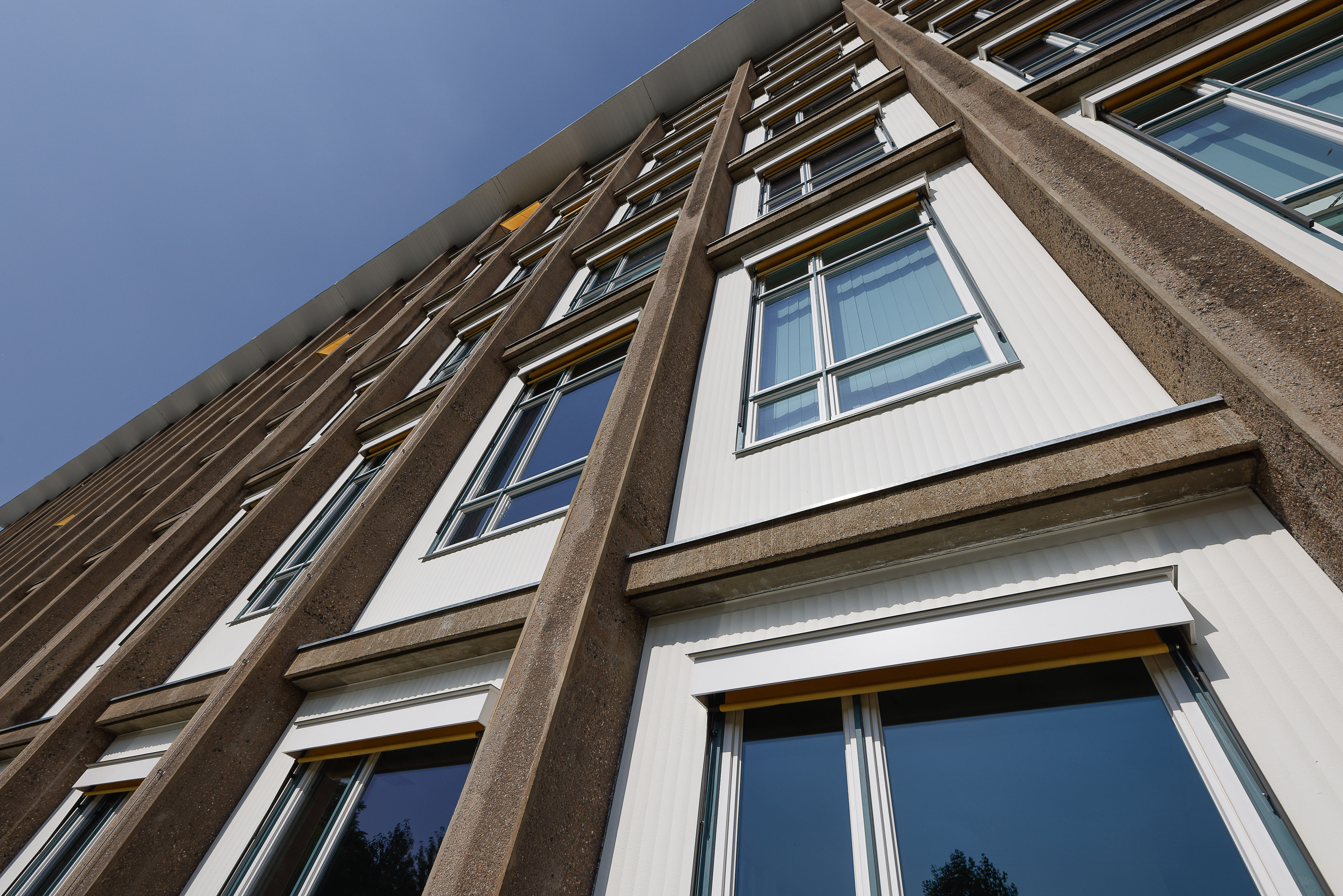 Umfangreiche Fassadengestaltung im Sanierungsprojekt: Kammzug-Struktur und historische Elemente.