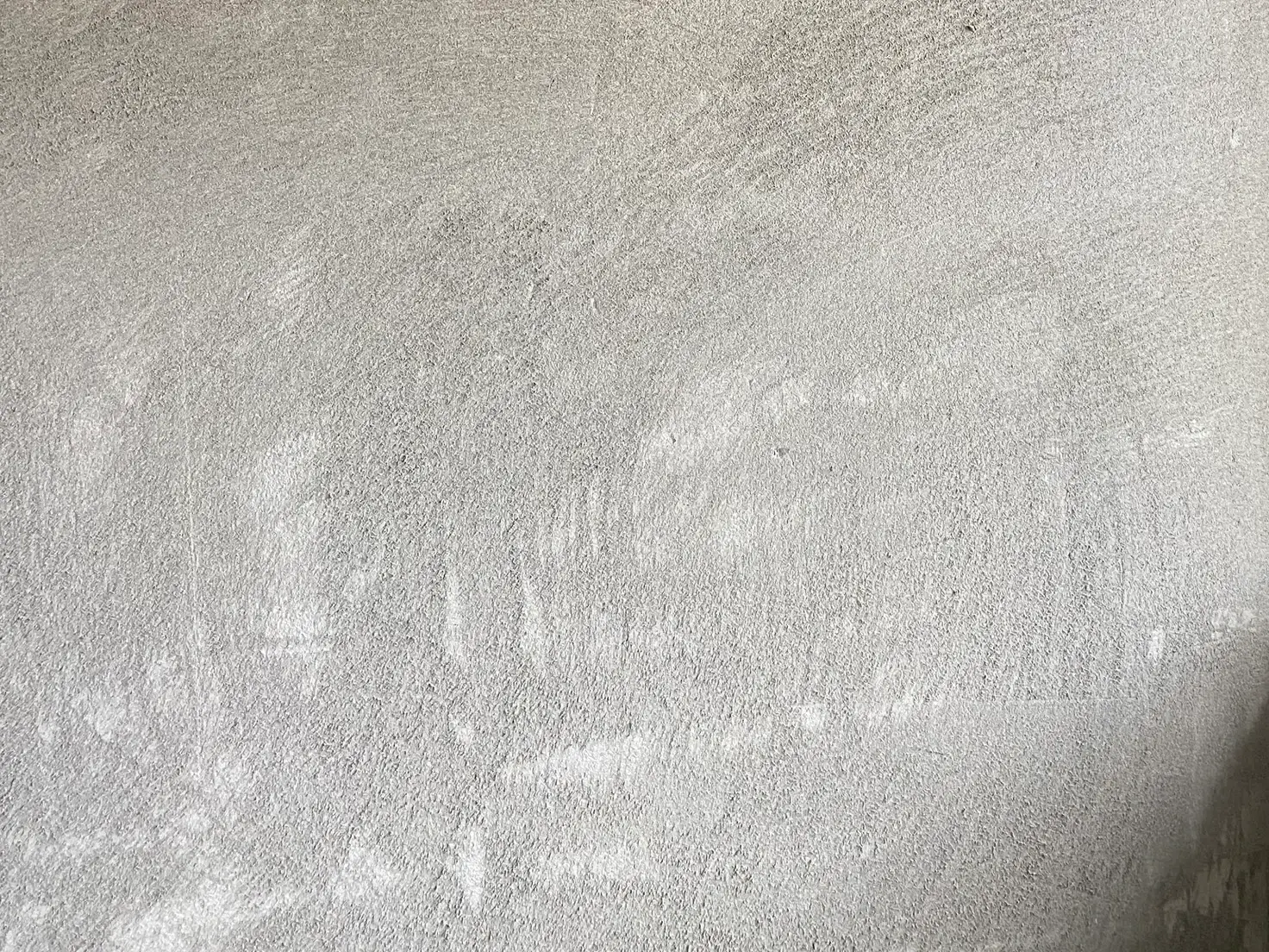 Innenwand mit fertig verarbeitetem und gekratztem Fixit 600 Rapid Kalk-Zement Universal Leichtputz