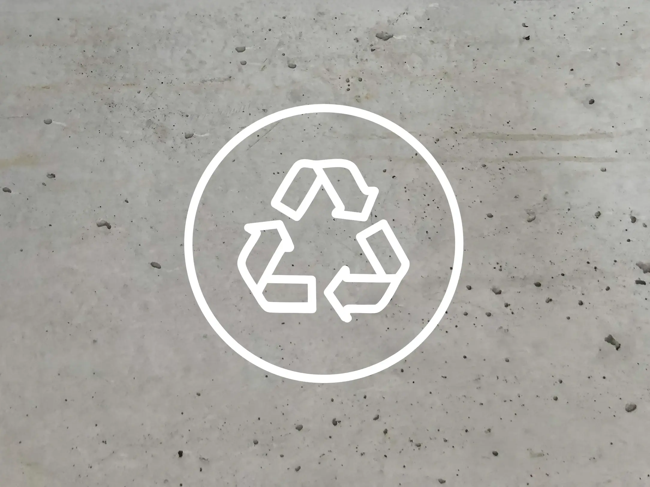 Arrière-plan en béton avec un symbole de recyclage blanc avec trois flèches au centre