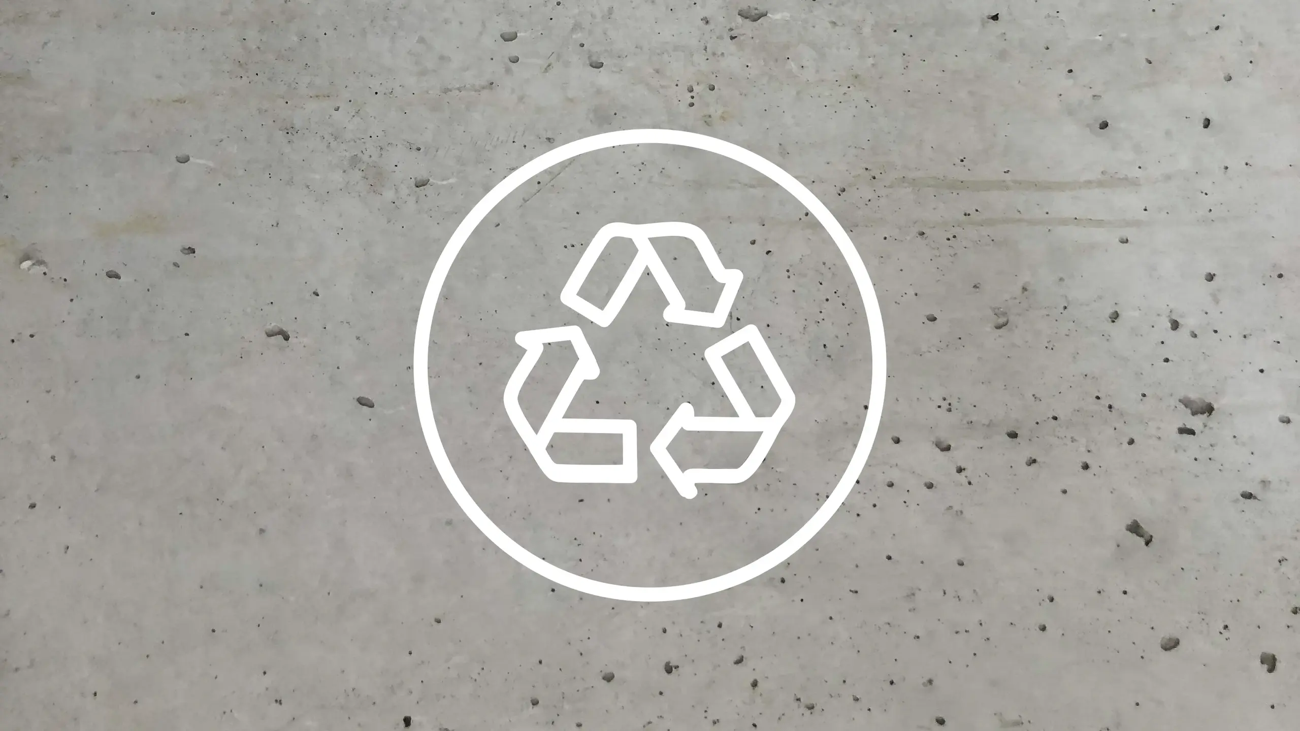 Betonuntergrund mit weissem Recycling-Symbol