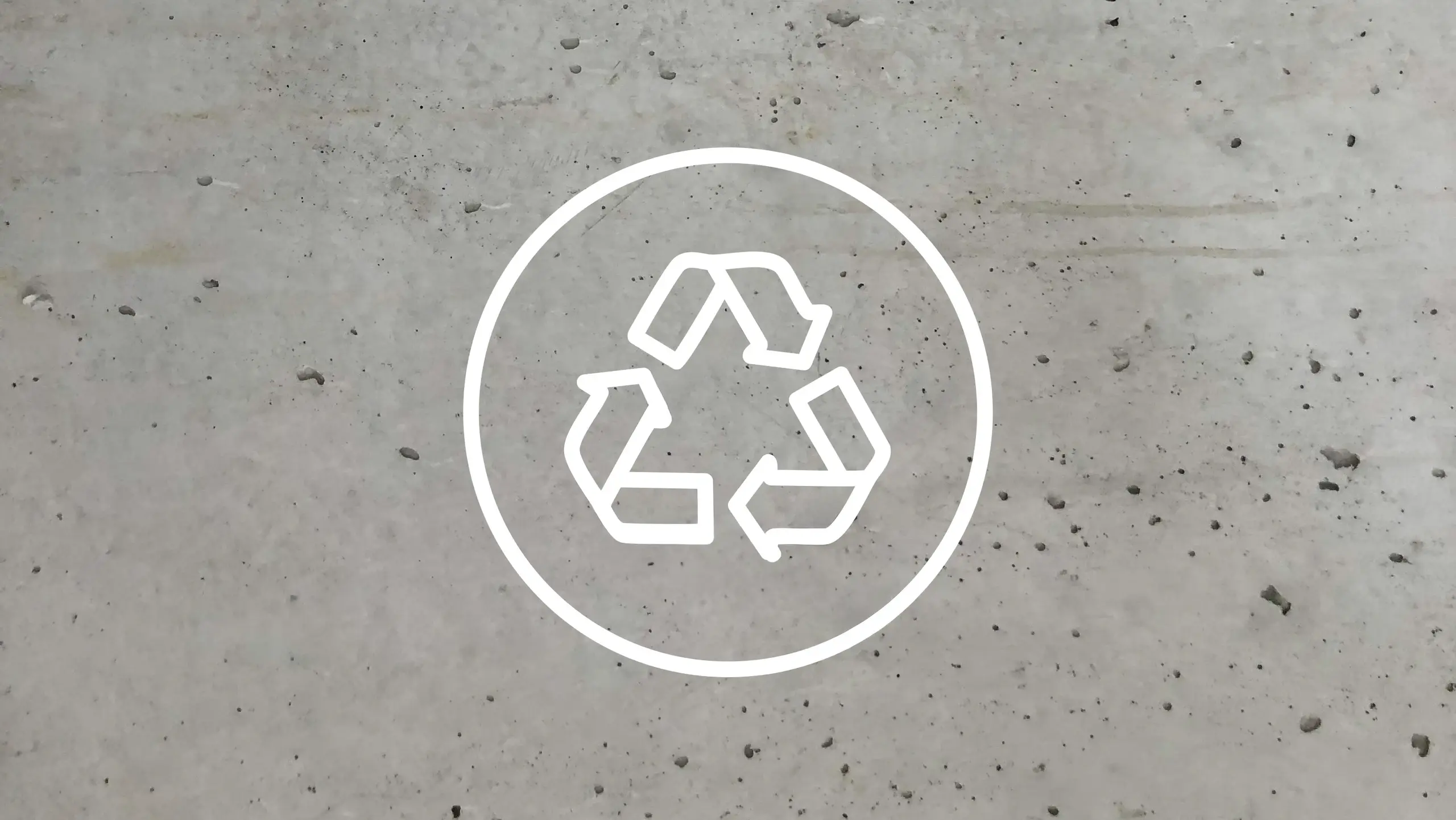 Betonuntergrund mit weissem Recycling-Logo