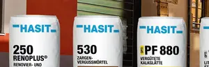 Produktbilder mit unserem neuen Sackdesign im Vordergrund des Amtshauses in Gotha