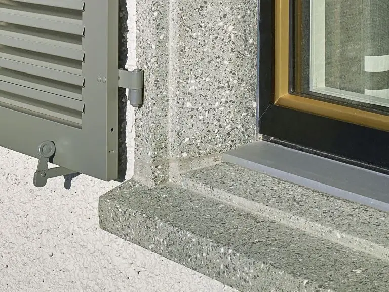 Detailansicht der Fensterbank aus Stein und dem Fensterladen
