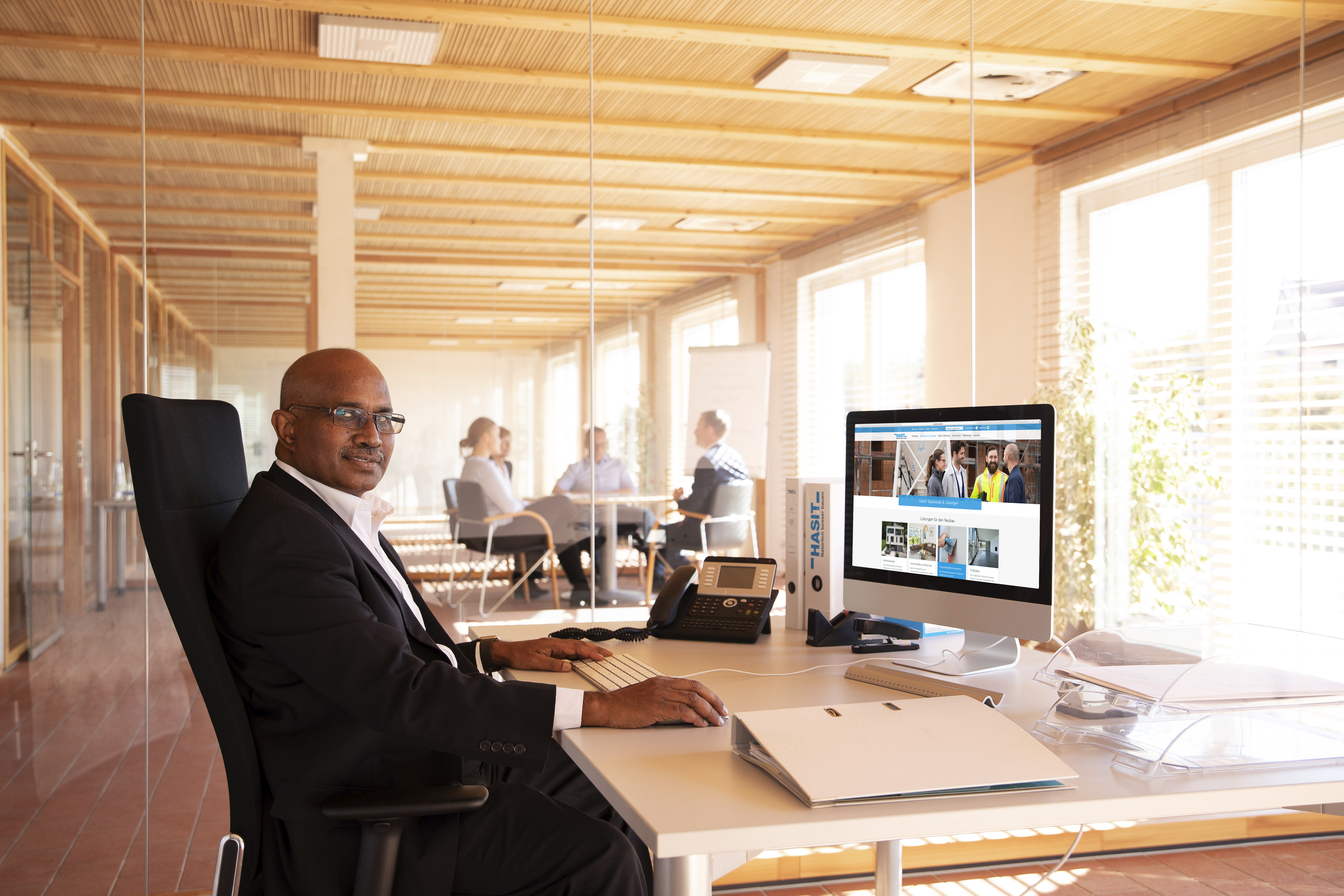 Ein Mitarbeiter an seinem Arbeitsplatz