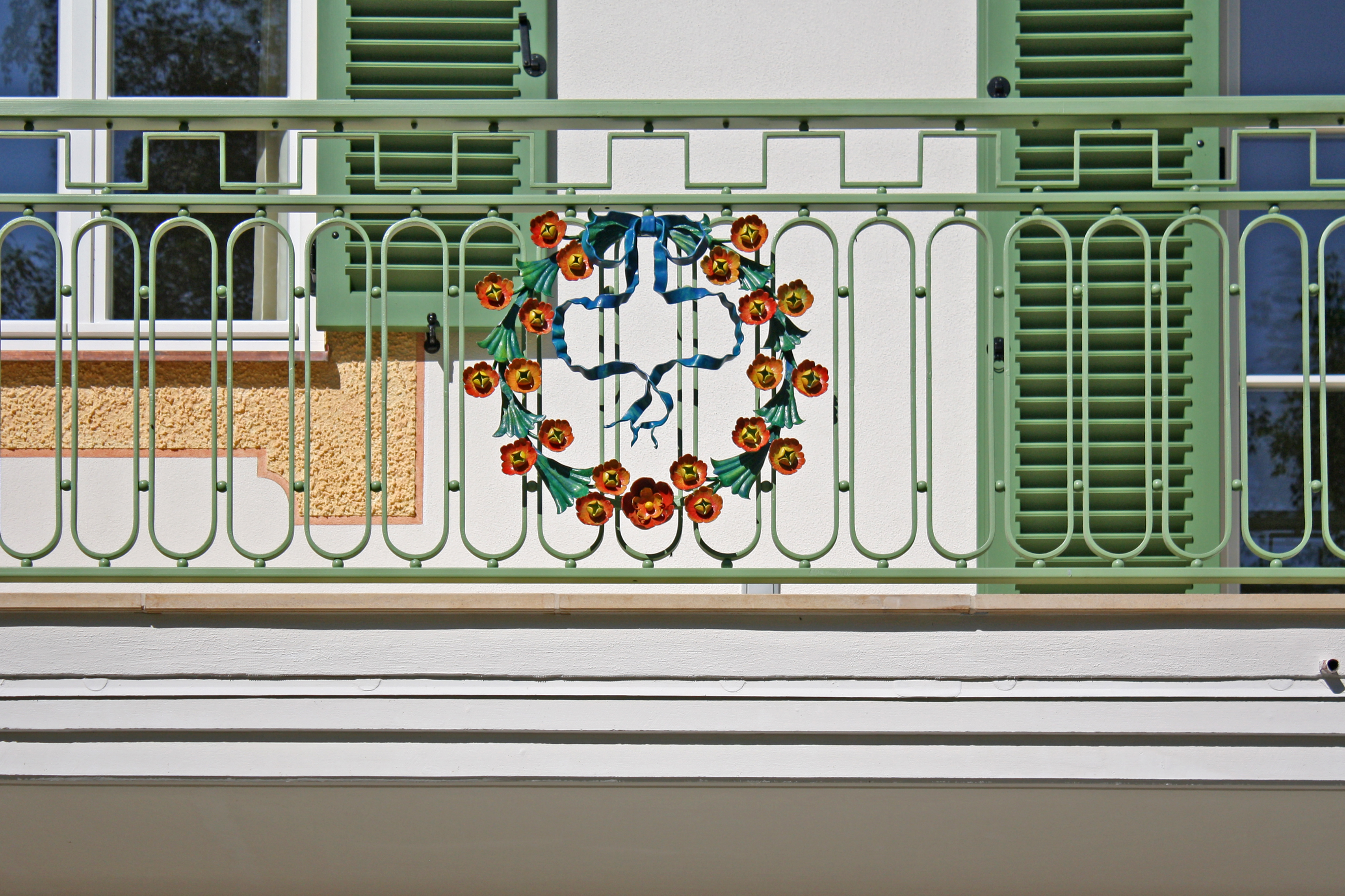 Terrassengelände mit Blumenkranz  der Gabriel von Seidl-Villa