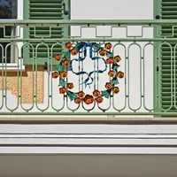 Terrassengelände mit Blumenkranz  der Gabriel von Seidl-Villa