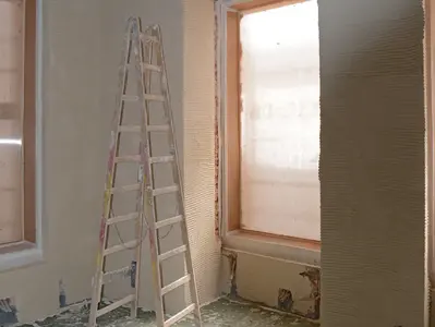 Verputzen des Innenraums während der Bauarbeiten