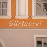 Perspektive auf die Aufschrift an der Außenfassade.