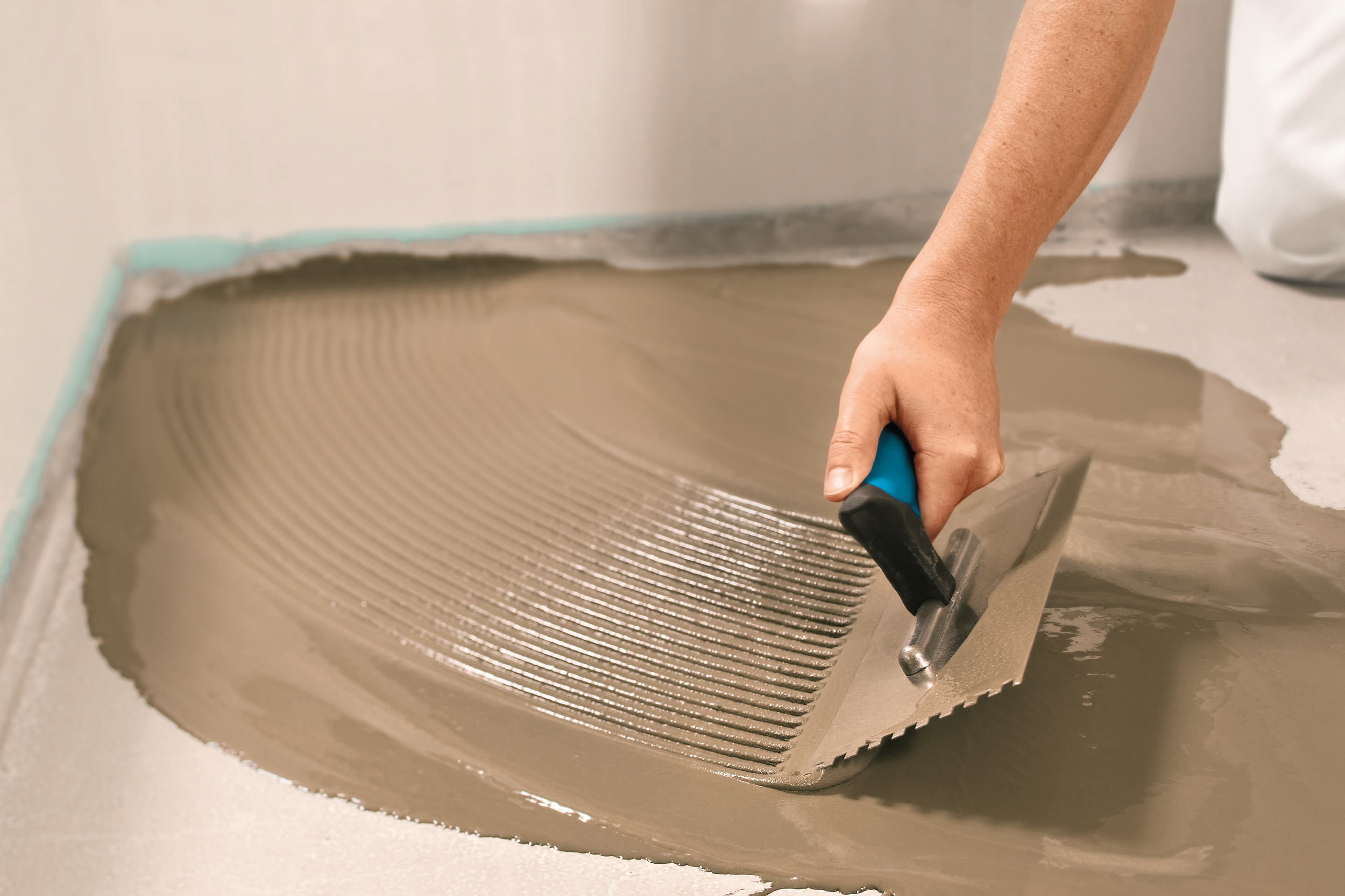 Bodenspachtel wird verarbeitet