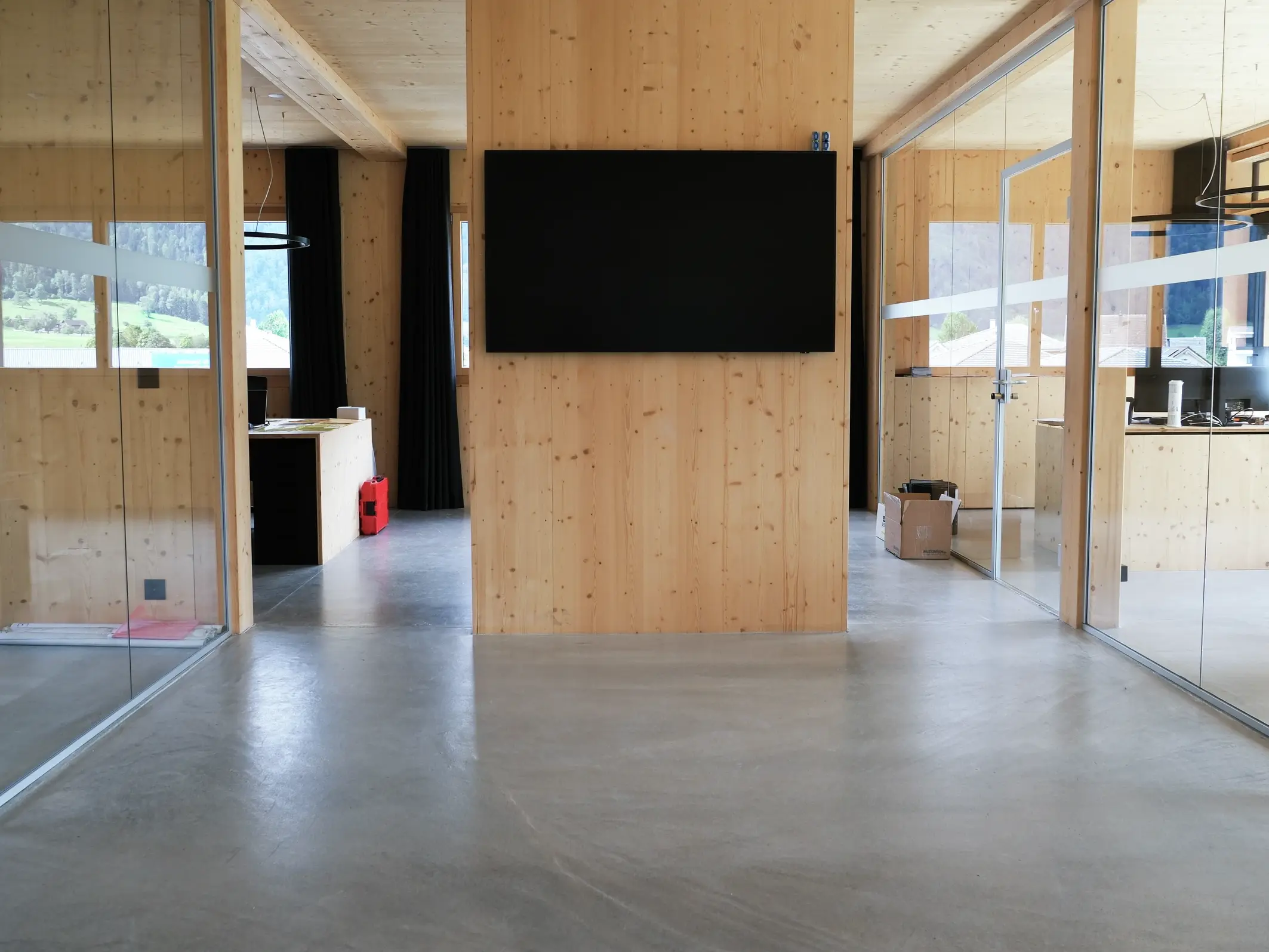 Innenraum Eingangsbereich mit Fernseher an einer Holzwand