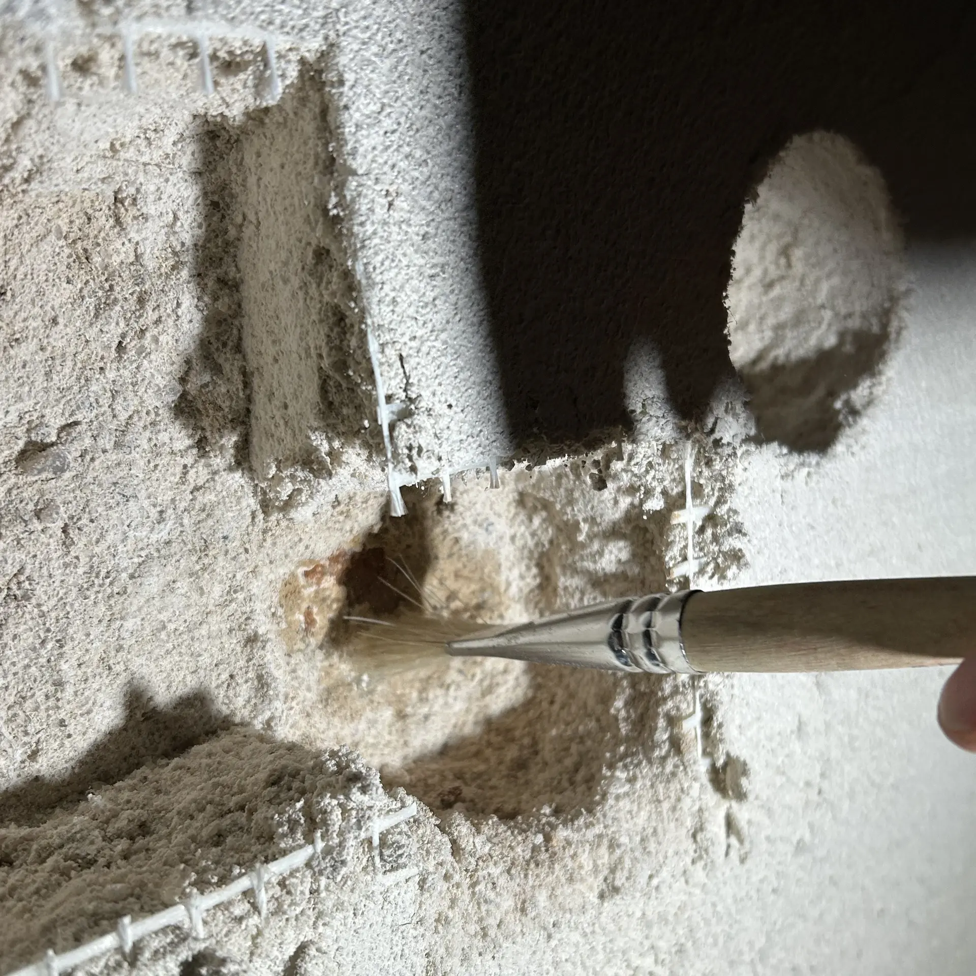 Schichtaufbauten der sieben Jahre alten  Putzmusterflächen im salz- und  feuchtebelasteten Bestand