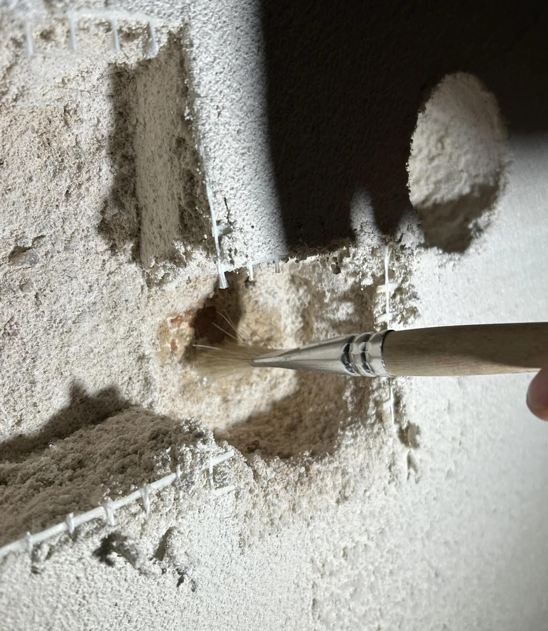 Schichtaufbauten der sieben Jahre alten  Putzmusterflächen im salz- und  feuchtebelasteten Bestand